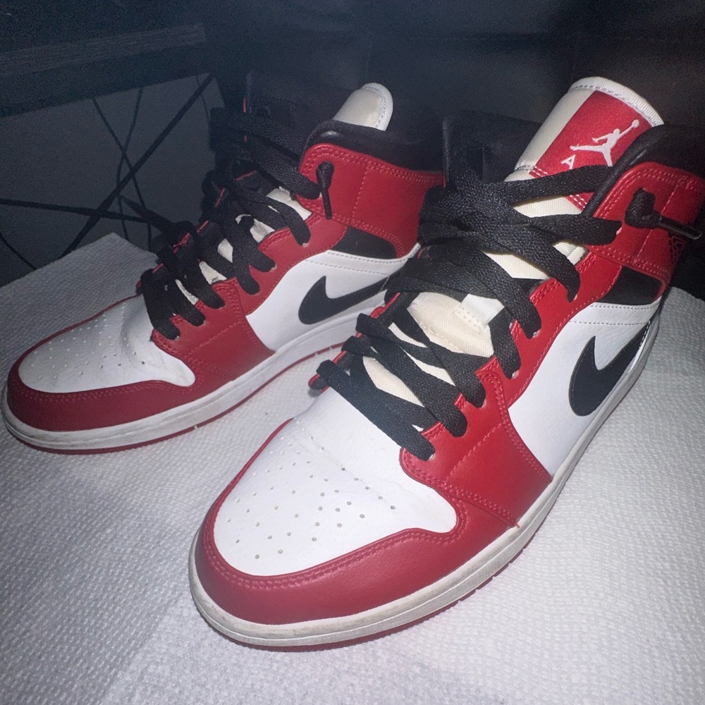 Air Jordan 1 Mid Chicago